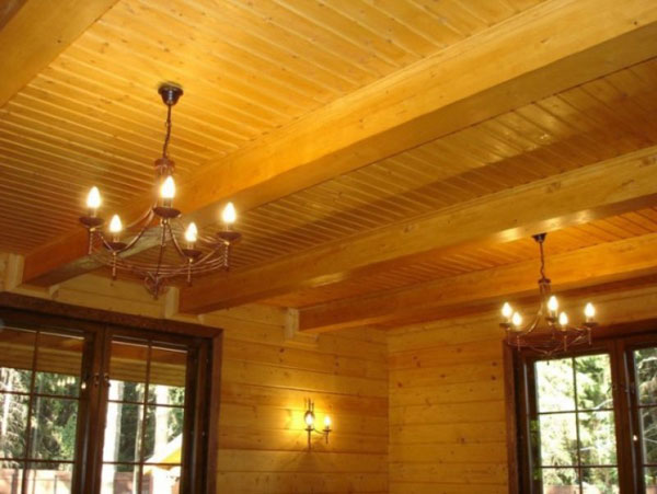 Деревянный потолок кухни